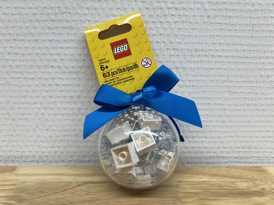 LEGO Classic 851358 - Kerstbal met vulling van witte, lichtblauwe- en doorschijnende LEGO stenen van LEGO